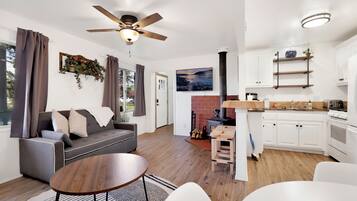 Room, Multiple Beds, Patio, Mountain View (2504) | Living area