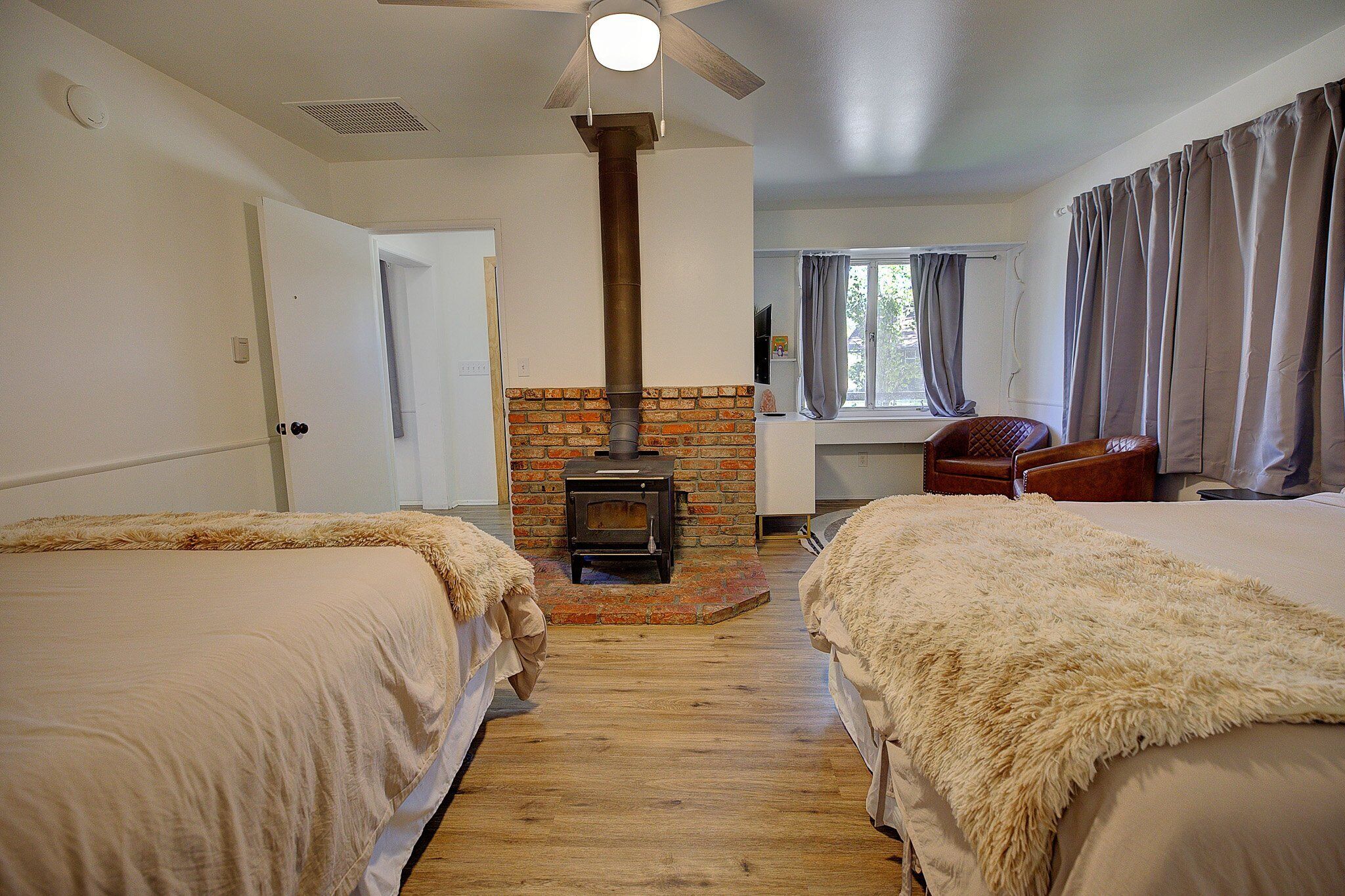 Room, Multiple Beds, Patio, Mountain View (2504) | 2 bedrooms, individually decorated, individually furnished, bed sheets