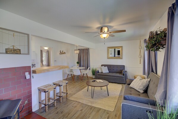 Rom, flere senger, terrasse, fjellutsikt (2504) | Oppholdsområde