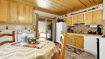 Cabaña, varias camas, bañera de hidromasaje, vistas a la montaña | Cocina privada
