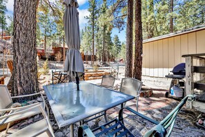 Cabaña, varias camas, hidromasaje, vista a la montaña | Restaurante al aire libre
