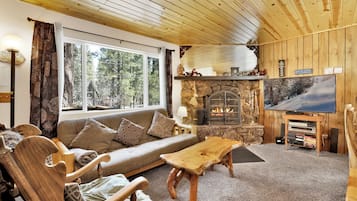 Cabana, várias camas, banheira de imersão, vista para a montanha | Vista do quarto