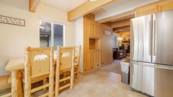 Cabin, Multiple Beds, Hot Tub, Mountain View | Dining