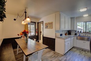 Ferienhütte, Mehrere Betten, Terrasse, Bergblick (2501) | Speisen