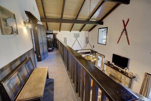 เคบิน, หลายเตียง, ลานระเบียง, วิวภูเขา (2501) | ภายใน