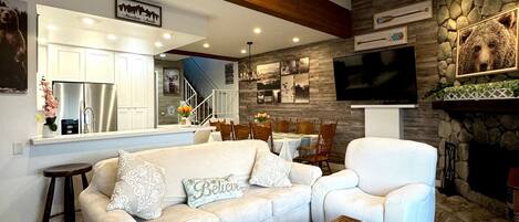 公寓客房, 多張床, 可使用泳池, 山景 | 客廳 | 壁爐