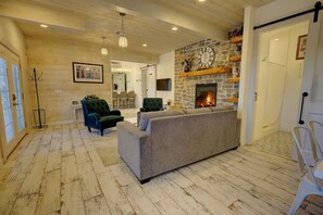 Stuga - flera sängar - uteplats - utsikt mot bergen (2502) | Interiör