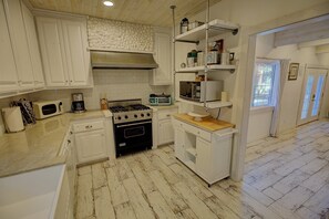 Bústaður - mörg rúm - verönd - fjallasýn (2502) | Einkaeldhús | Kaffivél/teketill