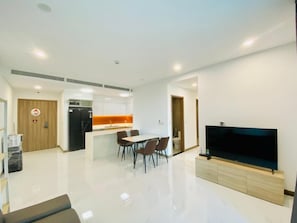 Espacio para trabajar con laptop y cortinas blackout 