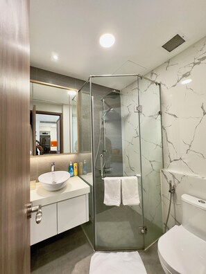 Departamento, 1 habitación, balcón, vista a la ciudad | Baño | Regadera, secadora de cabello, toallas, shampoo 
