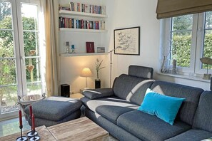 TV, fireplace, DVD player, books - Reethaus Lise - with beach chair, fireplace and handcart - 12 minutes walk to the beach (Glowe)