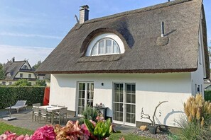 Exterior - Reethaus Lise - with beach chair, fireplace and handcart - 12 minutes walk to the beach (Glowe)