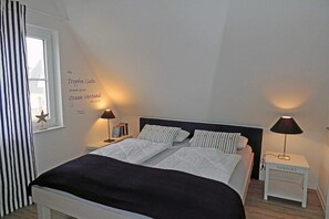 3 bedrooms, in-room safe, desk, travel cot - Reethaus Lise - with beach chair, fireplace and handcart - 12 minutes walk to the beach (Glowe)