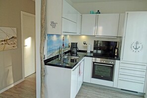 Fridge, microwave, oven, stovetop - Reethaus Lise - with beach chair, fireplace and handcart - 12 minutes walk to the beach (Glowe)