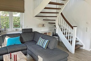 Tv, pejs, dvd-afspiller, bøger