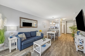 Condo, várias camas, sacada (Sunny Shores Retreat) | Área de estar | TV de tela plana 42 polegadas com canais digitais