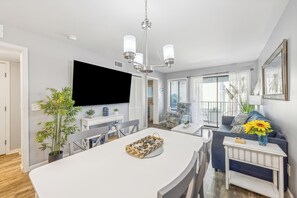 Condo, várias camas, sacada (Sunny Shores Retreat) | Área de estar | TV de tela plana 42 polegadas com canais digitais