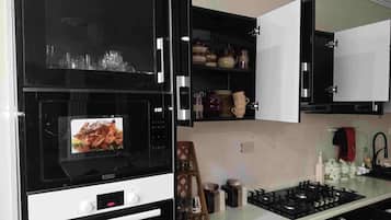 Refrigerador, microondas, horno y parrilla de estufa