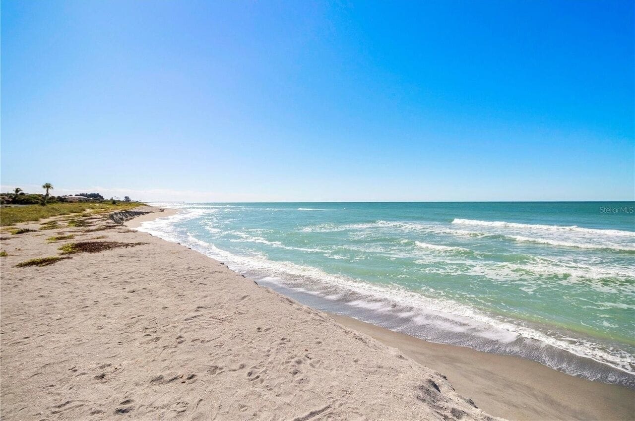 Beach nearby, sun loungers, beach towels