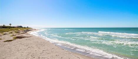 Playa en los alrededores, camastros y toallas de playa