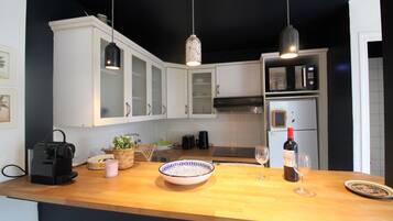 Réfrigérateur, micro-ondes, four, plaque de cuisson