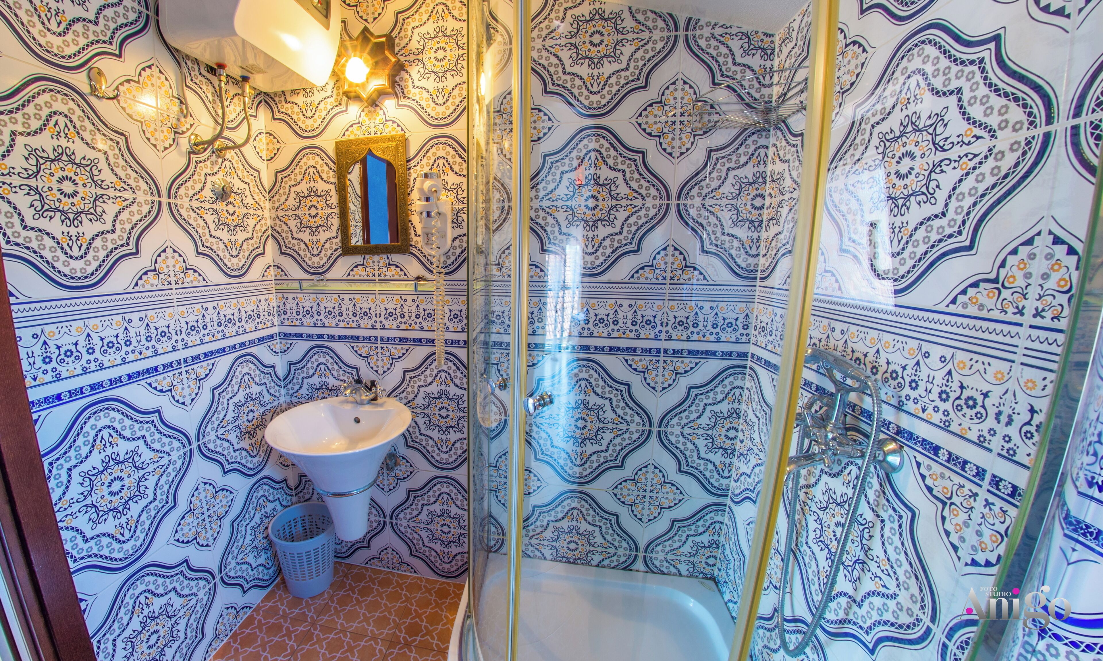 Een douche, een haardroger, een bidet, handdoeken