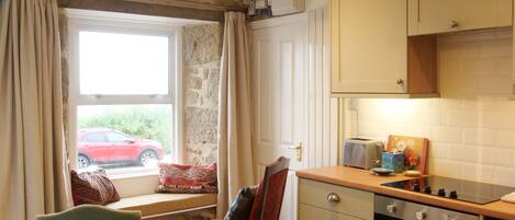 Kühlschrank, Ofen, Herdplatte, Wasserkocher mit Kaffee-/Teezubehör