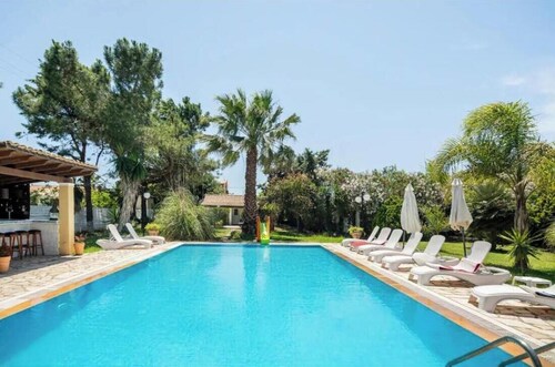 Appartement 'Kassandra Two-Bedroom Bungalow Pool' avec piscine partagée, Wi-Fi et climatisation