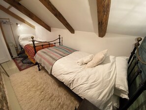 2 bedrooms, iron/ironing board, WiFi, bed sheets - Breathtaking sea views, parking, beaches...  your ideal home away from home.  (Newlyn)