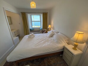 2 bedrooms, iron/ironing board, WiFi, bed sheets - Breathtaking sea views, parking, beaches...  your ideal home away from home.  (Newlyn)