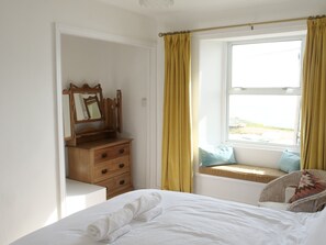 2 bedrooms, iron/ironing board, WiFi, bed sheets - Breathtaking sea views, parking, beaches...  your ideal home away from home.  (Newlyn)