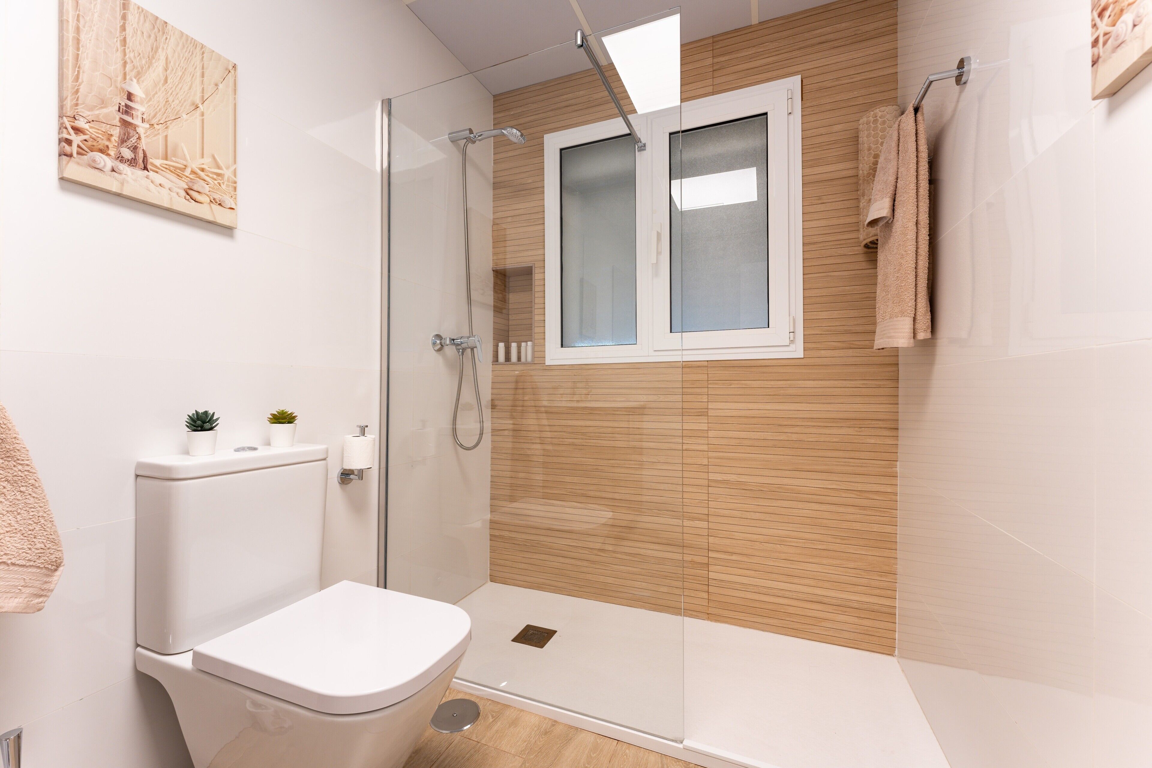 Een douche, een haardroger, handdoeken