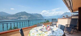 Holiday Apartment "Bella Isola" with Lake View, Private Terrace & Wi-Fi