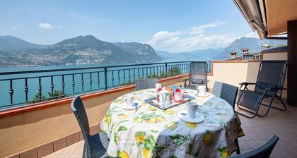 Holiday Apartment "Bella Isola" with Lake View, Private Terrace & Wi-Fi