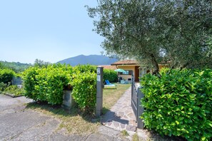Property grounds - Holiday Apartment "Bella Isola" with Lake View, Private Terrace & Wi-Fi (Monte Isola)