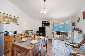 Dining - Holiday Apartment "Bella Isola" with Lake View, Private Terrace & Wi-Fi (Monte Isola)