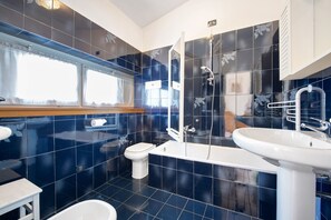 Shower, hair dryer, towels - Holiday Apartment "Bella Isola" with Lake View, Private Terrace & Wi-Fi (Monte Isola)