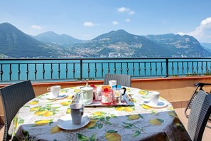 Outdoor dining - Holiday Apartment "Bella Isola" with Lake View, Private Terrace & Wi-Fi (Monte Isola)
