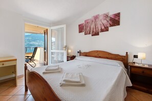 2 bedrooms, free WiFi, bed sheets - Holiday Apartment "Bella Isola" with Lake View, Private Terrace & Wi-Fi (Monte Isola)