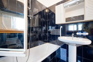 Douche, sèche-cheveux, serviettes fournies