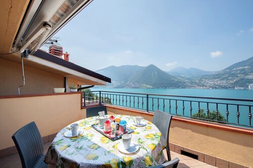Holiday Apartment "Bella Isola" with Lake View, Private Terrace & Wi-Fi