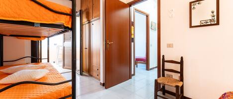 2 chambres, fer et planche à repasser, draps fournis