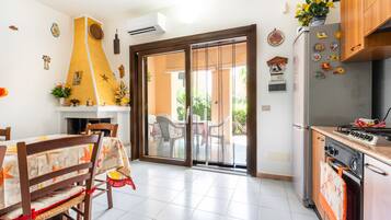 Frigorifero, forno, piano cottura, pentole/stoviglie/utensili