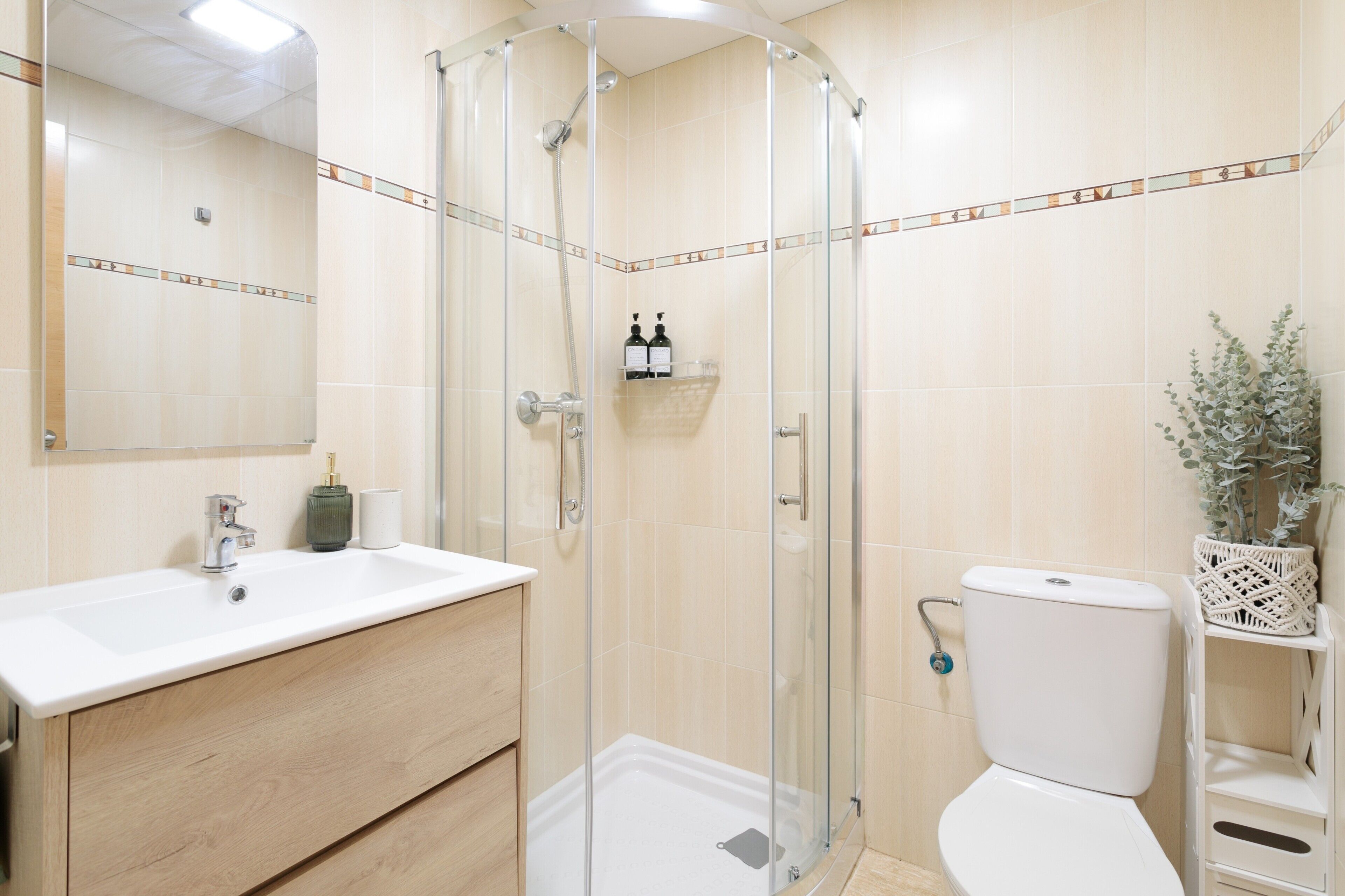 Een douche, een haardroger, handdoeken