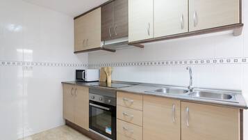 Een koelkast, een magnetron, een oven, een koffiezetapparaat/waterkoker