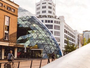 Un bâtiment moderne doté d’une façade en verre et d’un design géométrique.