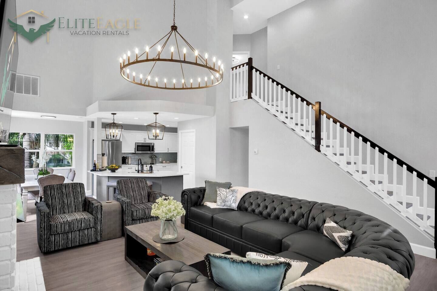 Een smart-tv, een open haard en boeken