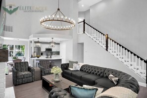 Smart TV, fireplace, books - Balcony Views, Elegant Furnishings, Beach Gear! (Redington Beach)