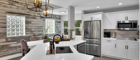 Réfrigérateur, micro-ondes, four, plaque de cuisson