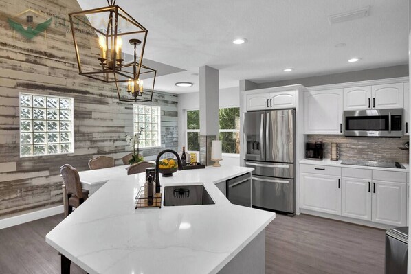 Køleskab, mikrobølgeovn, ovn, kogeplade